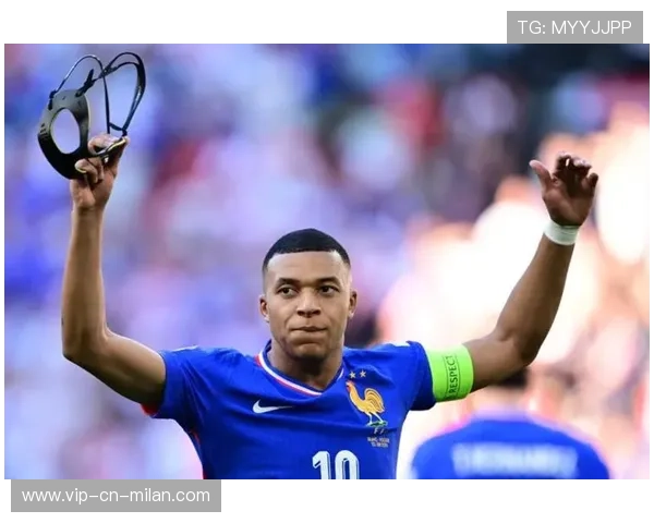 姆巴佩禁区外远射擦柱而过：他未能命中，却已勾画出完美的瞬间