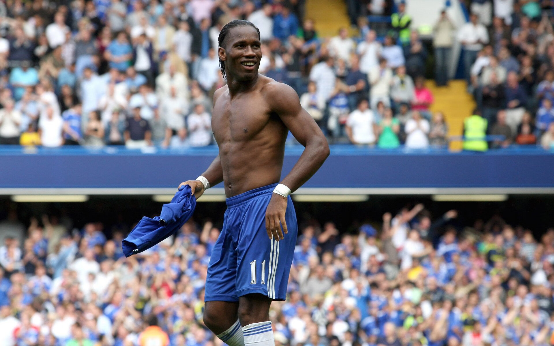 “飞盘:三叉湖田径场上的空中激情与极限对抗”