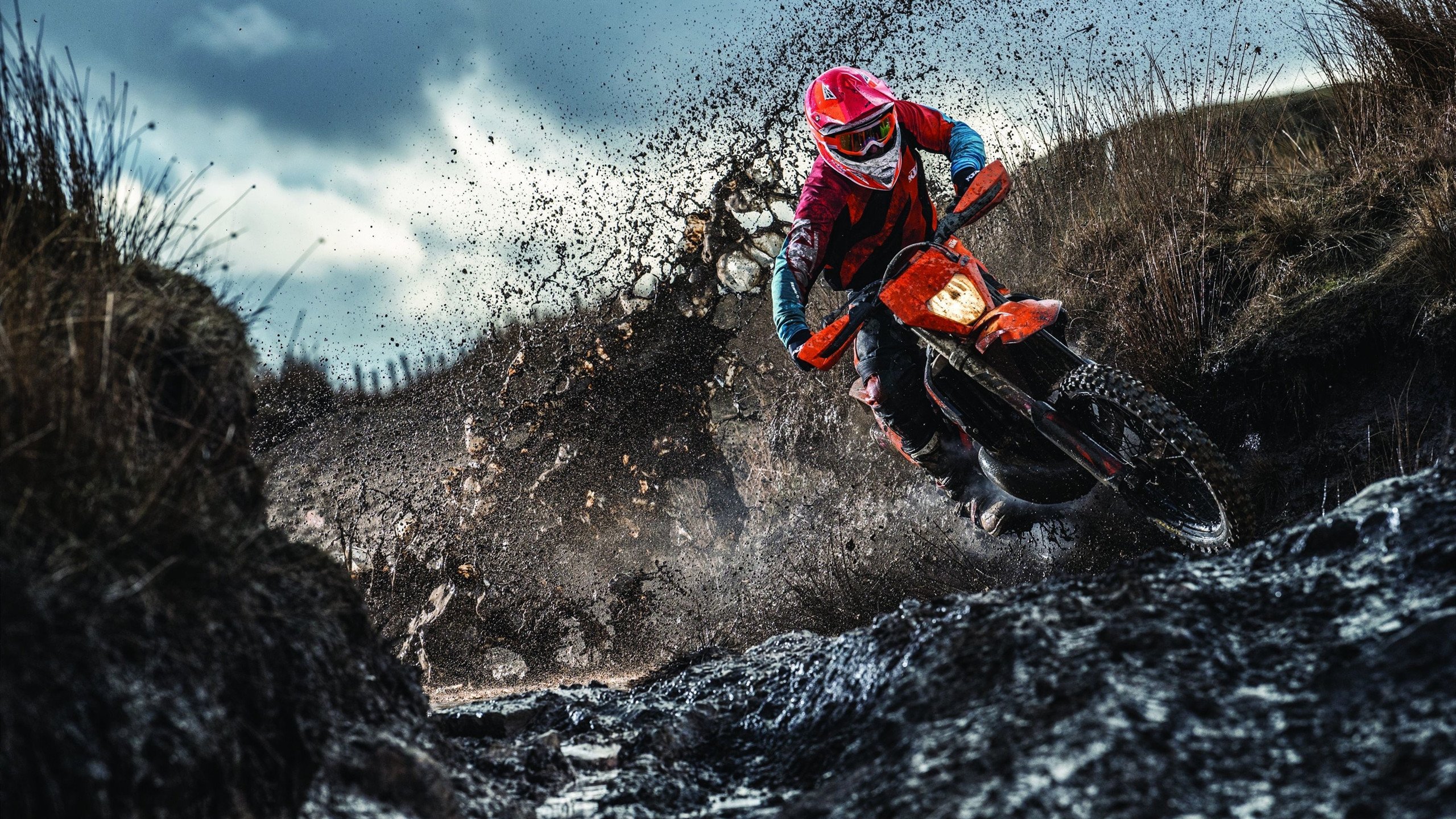 中国足球职业联赛推进球员场外行为规范，足球场人员